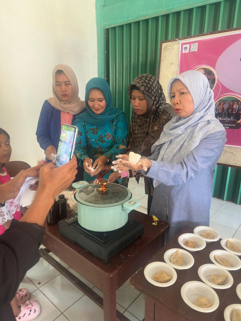 Pendampinagn UMKM Pelatihan Aneka Pempek Berbahan Non Ikan